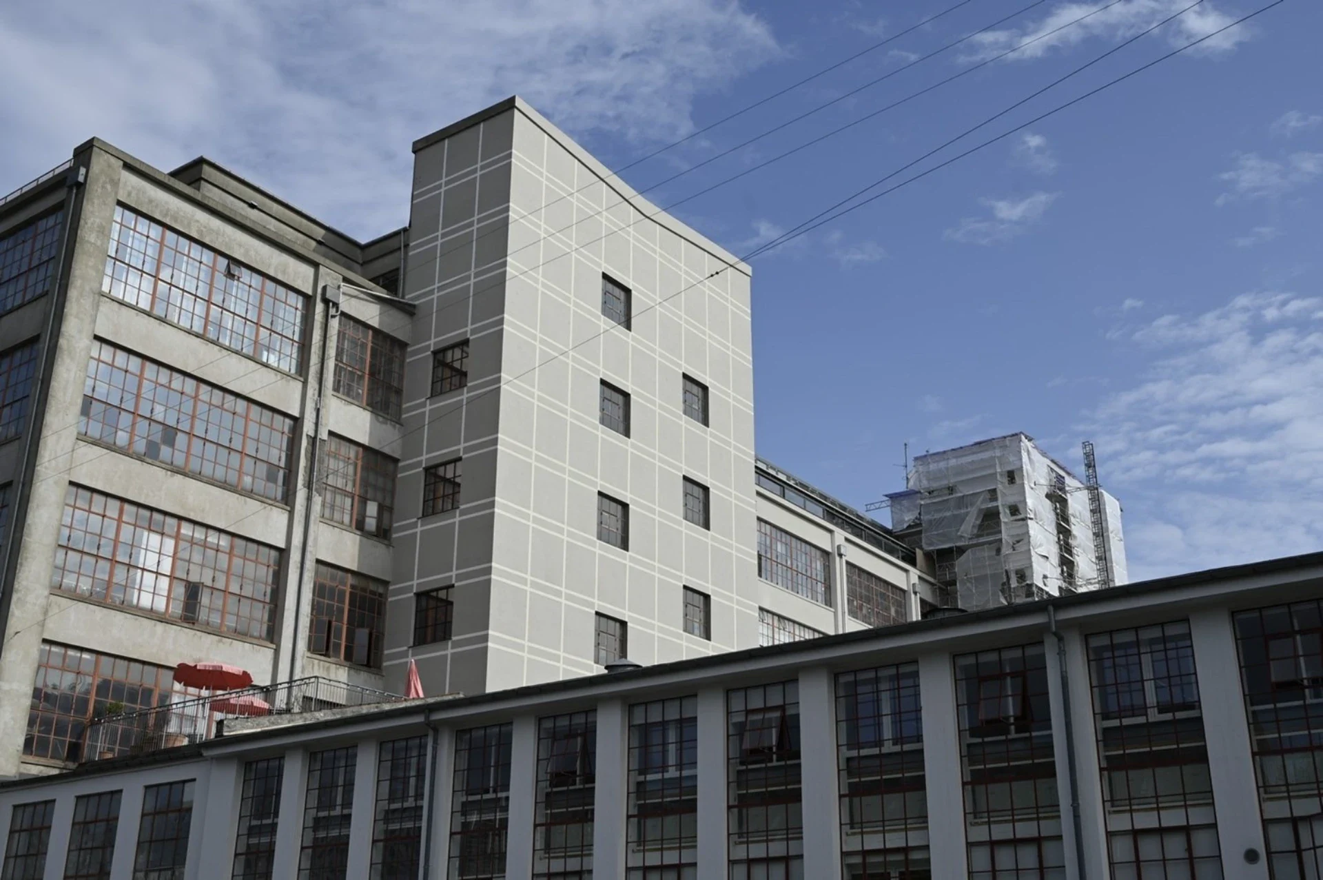 Industribygning under renovering med moderne facade.