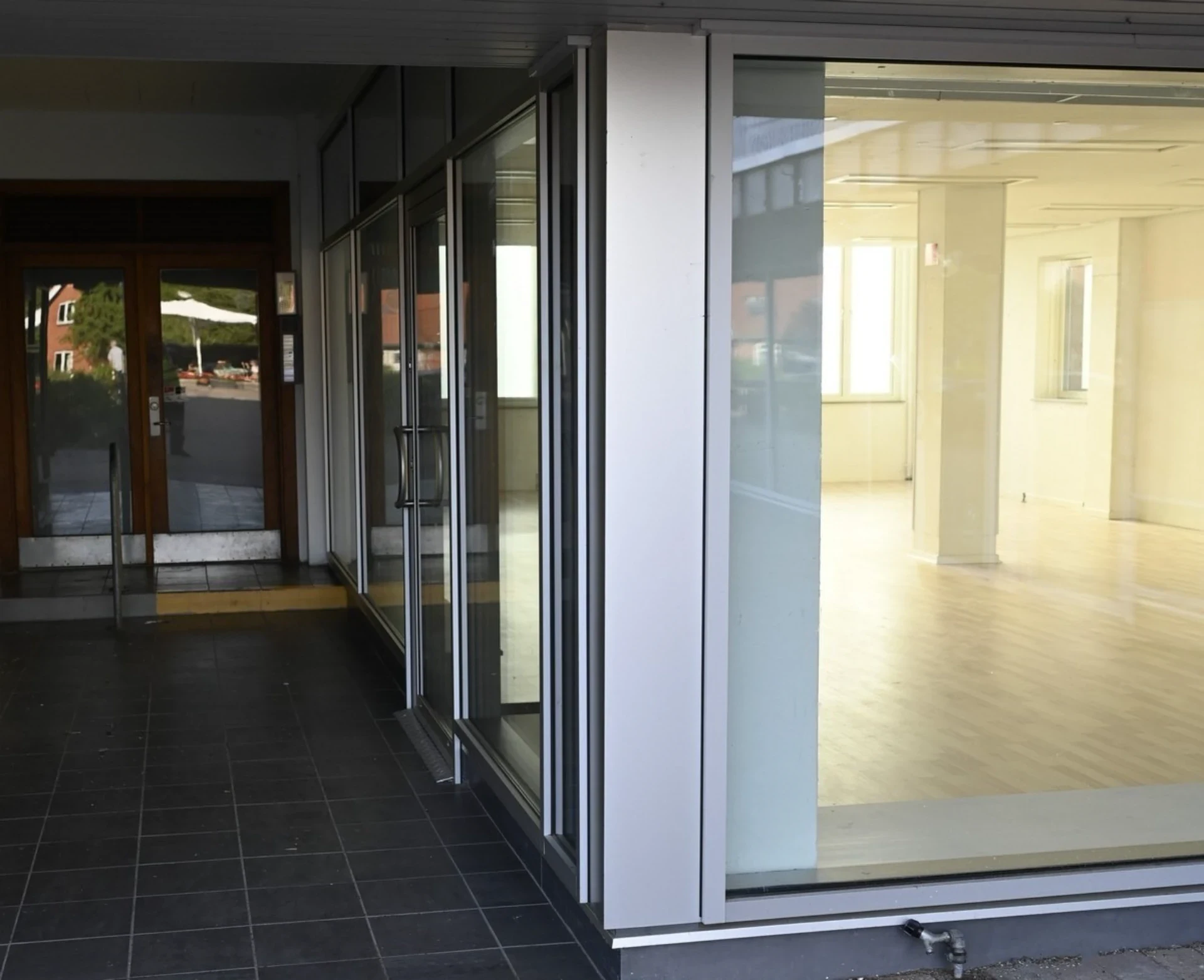 Butikslokale med store glasfacader og moderne design.