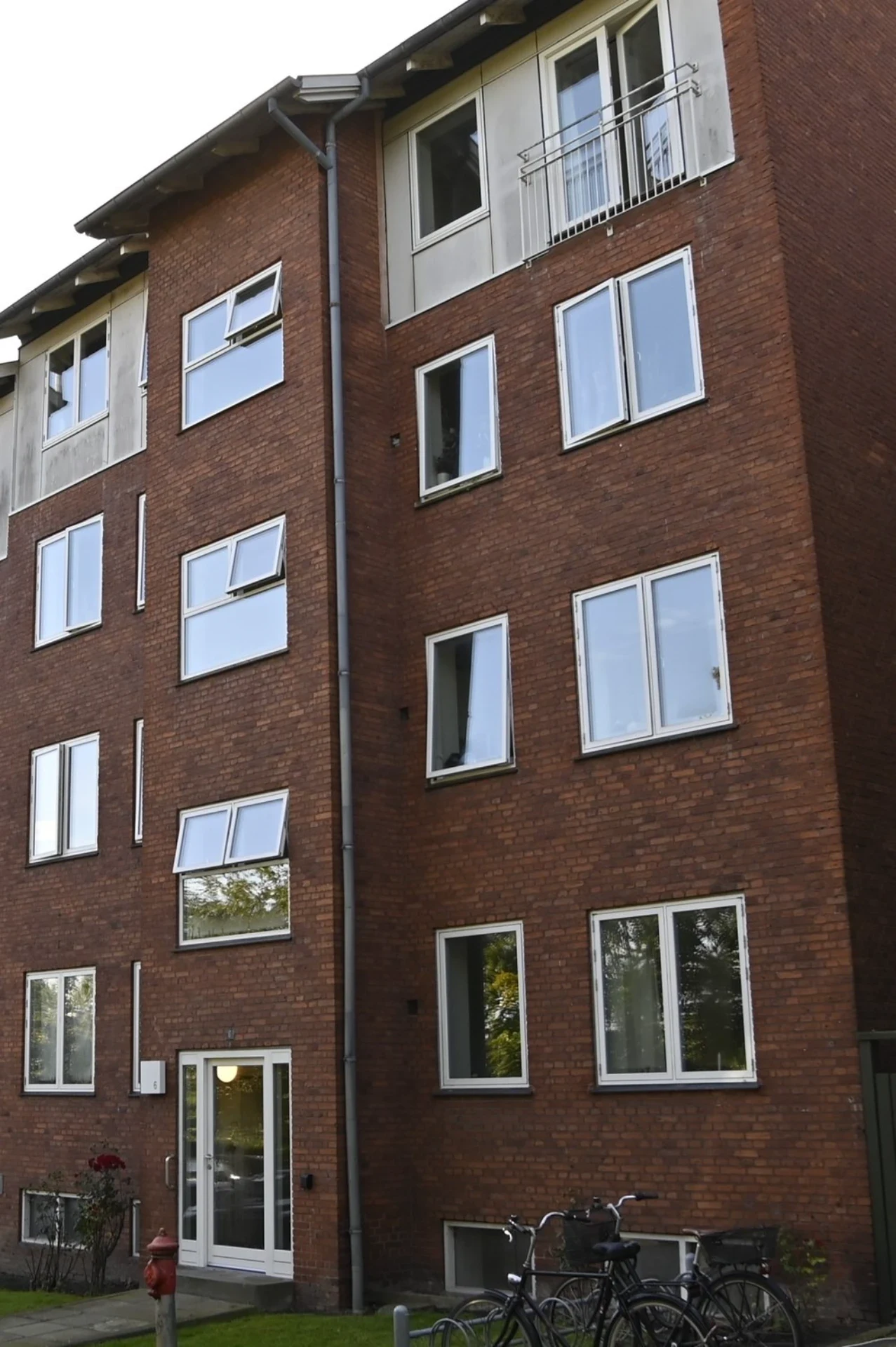 Flot billede af et boligbyggeri med store vinduer i København.
