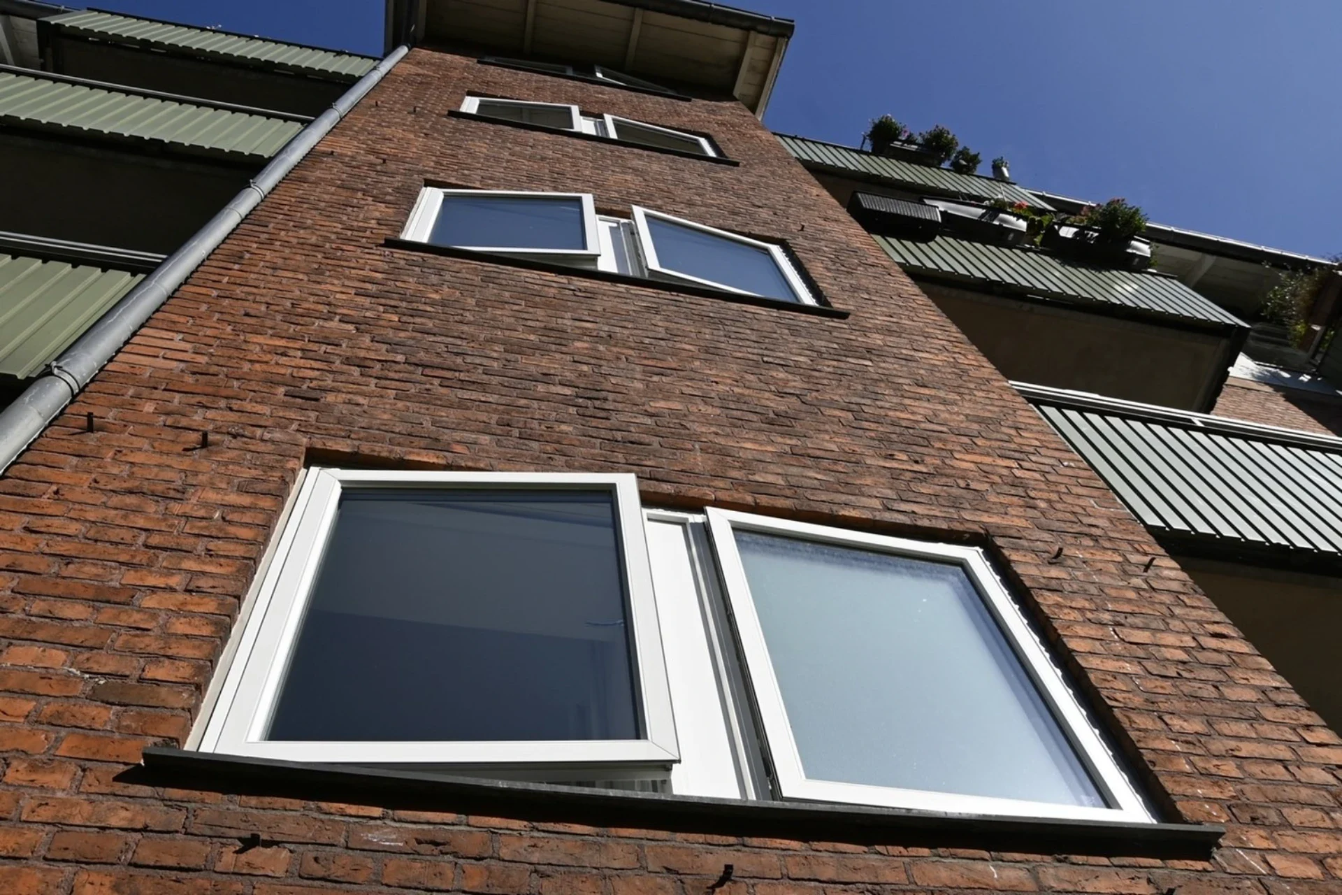 Moderne boligfacade med store vinduer.