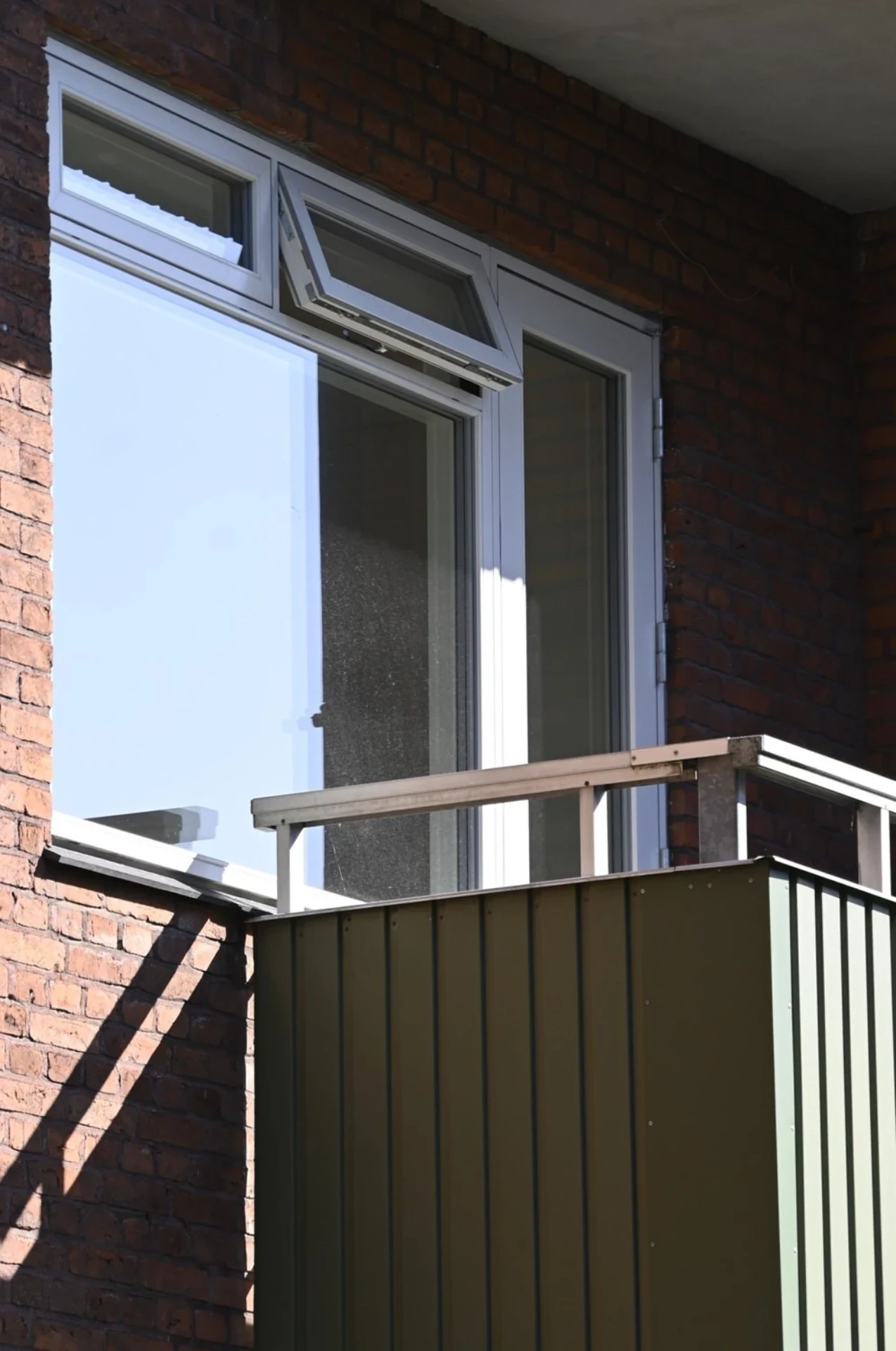Vinduesudskiftning med energivenlige vinduer til forbedret isolering.