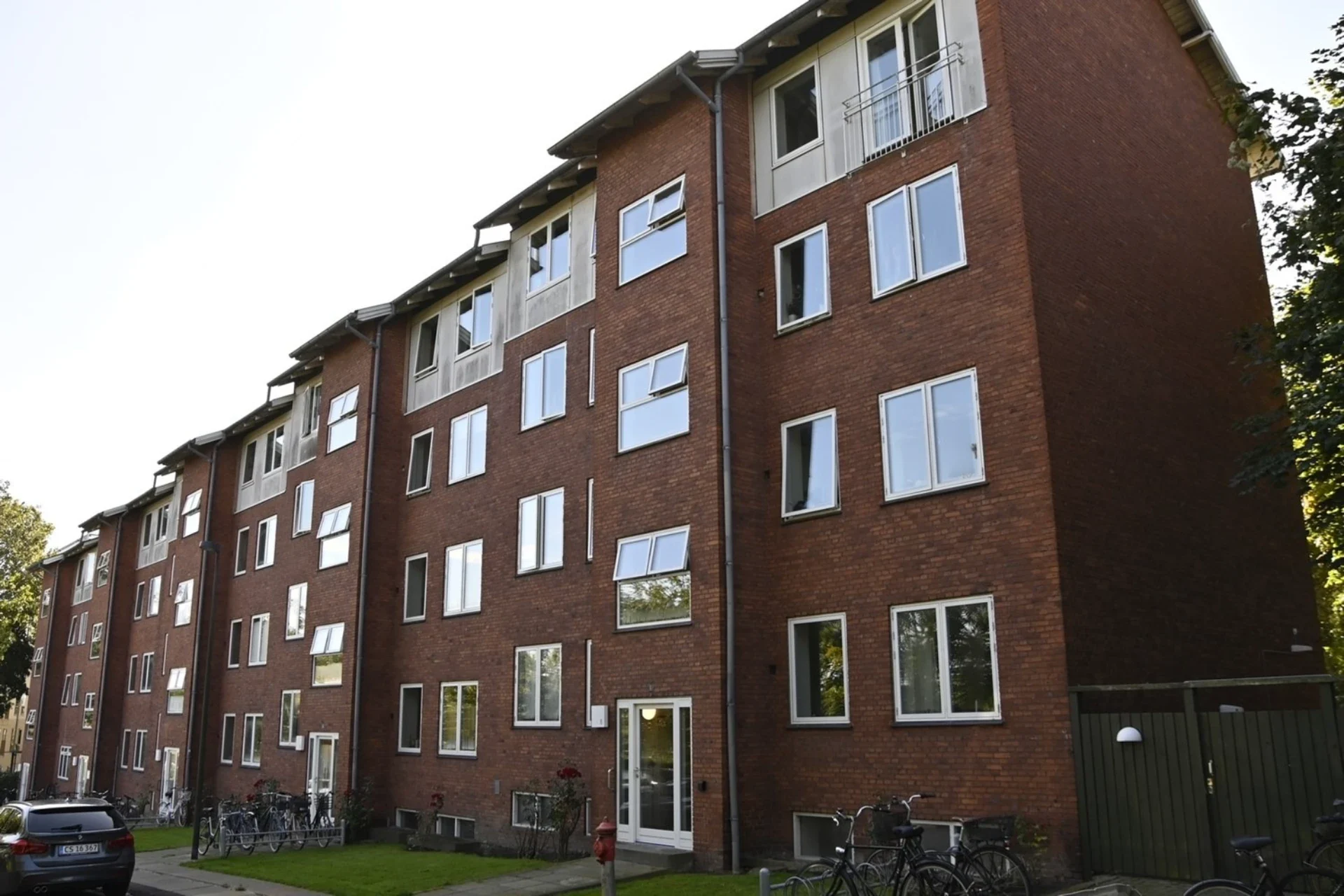 Lejlighedsbygning med moderne facadedesign og store vinduer.