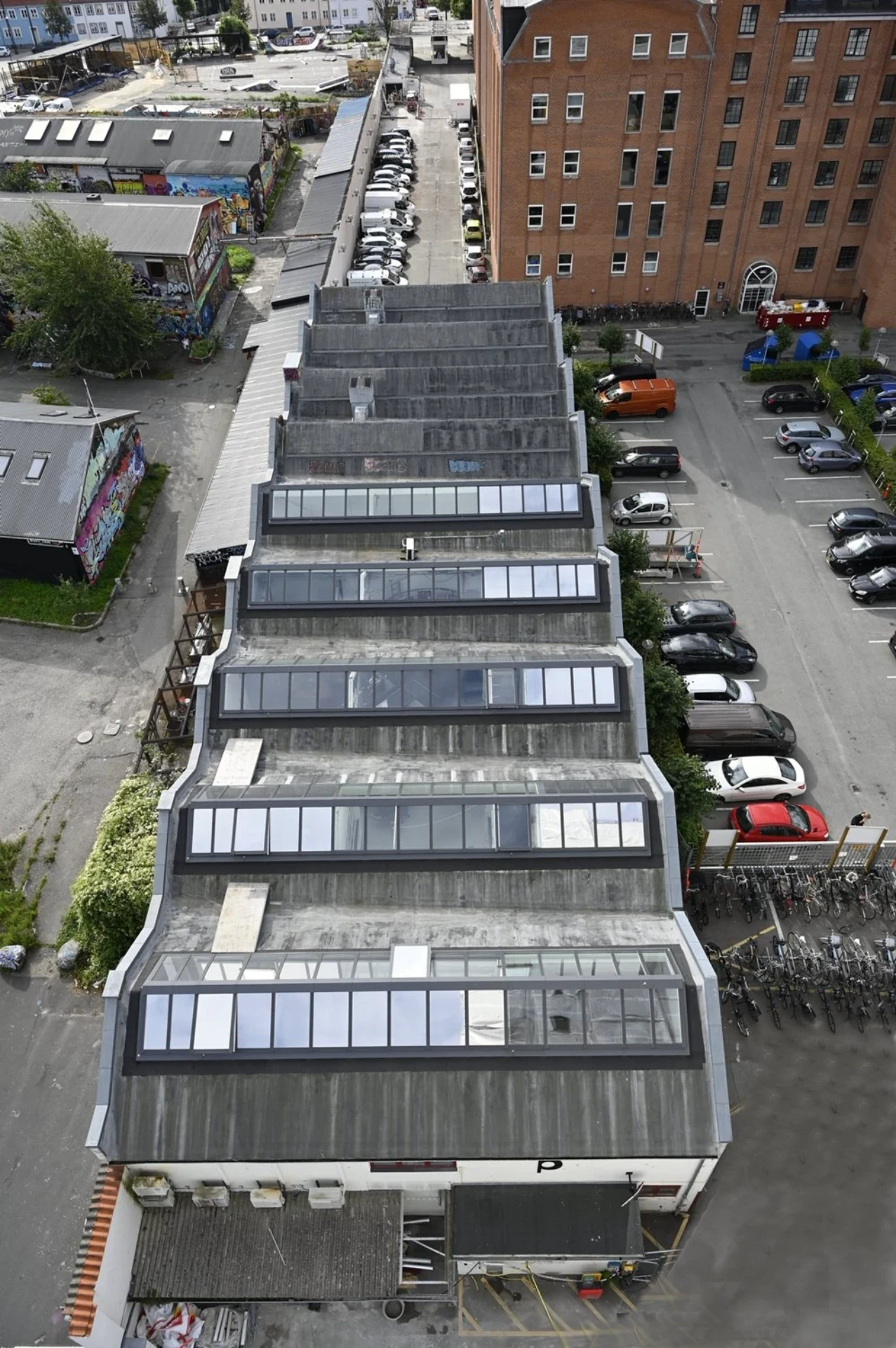 Tagterrasse med solceller og byudsigt i København.