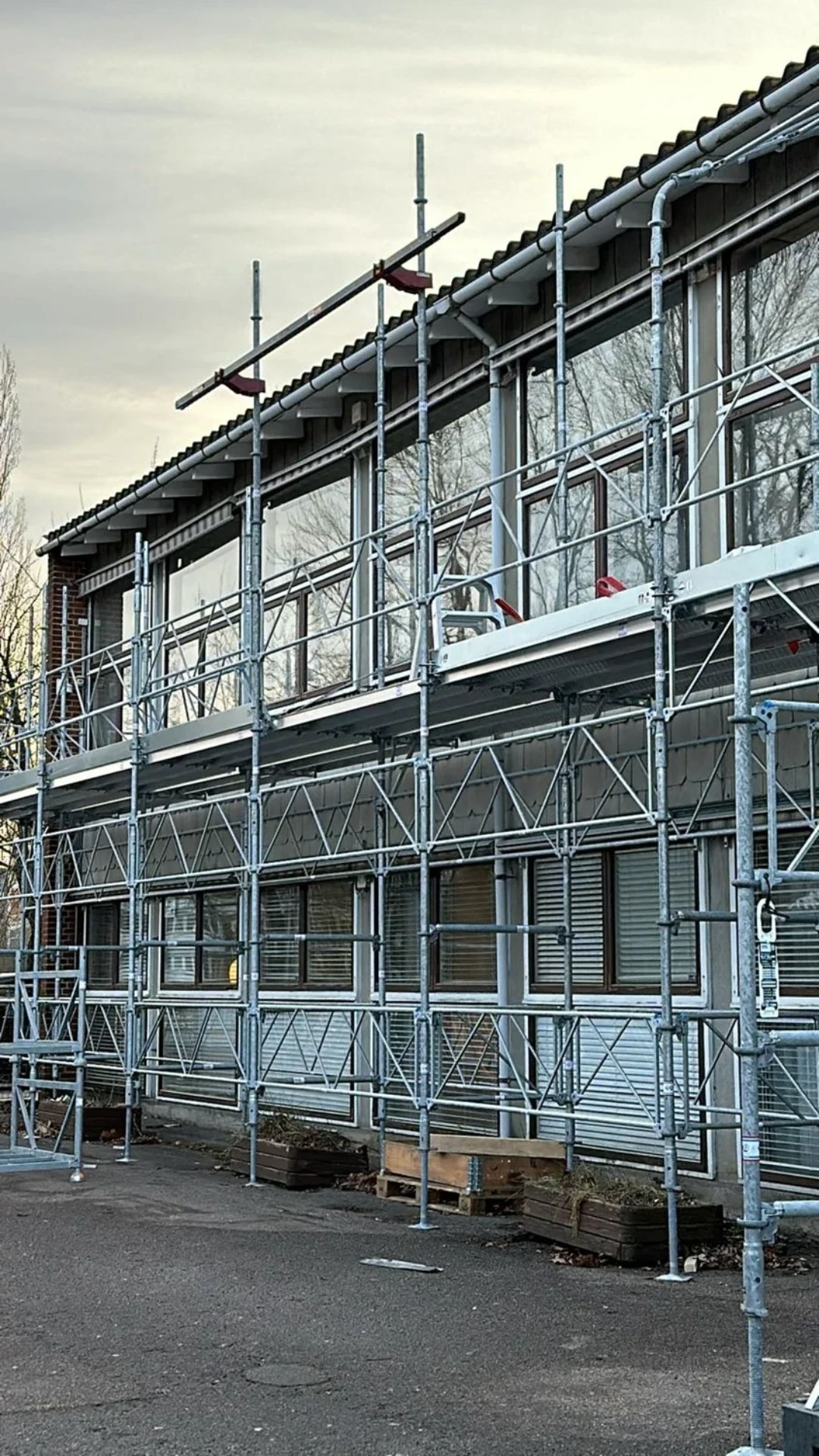 Stillads omkring bygning under renovering.