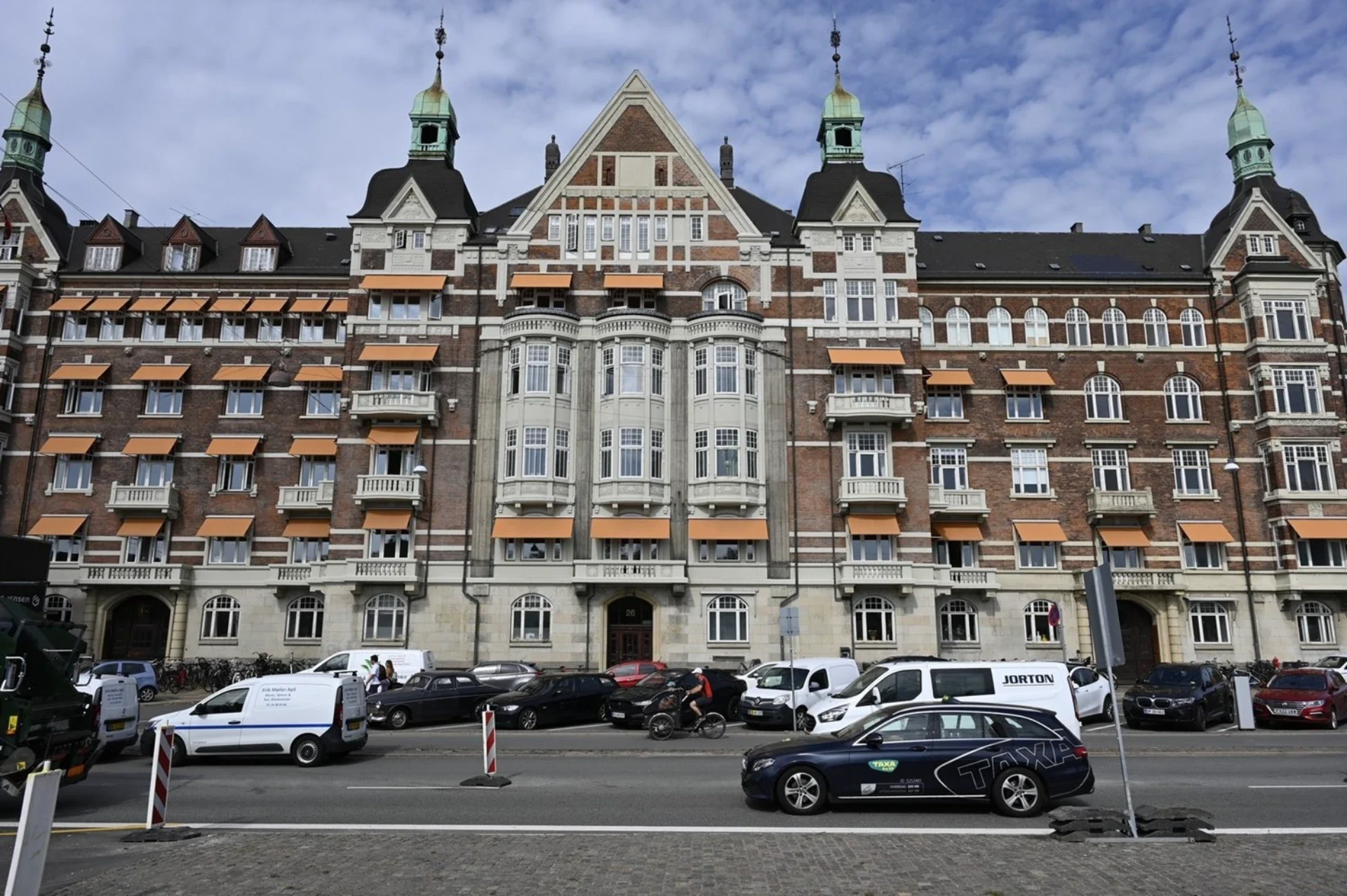 Historisk hotel i København med klassisk arkitektur og moderne faciliteter.