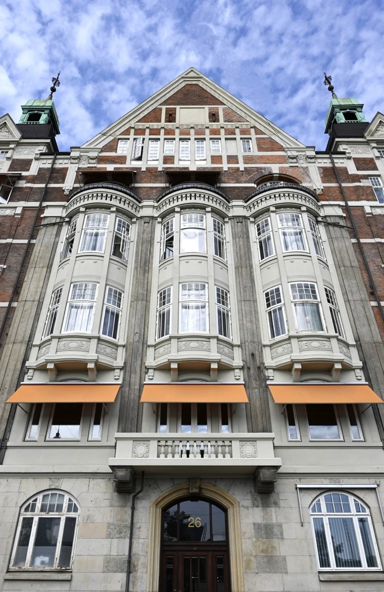 Fyrre etagers historisk bygning med karakteristisk arkitektur.