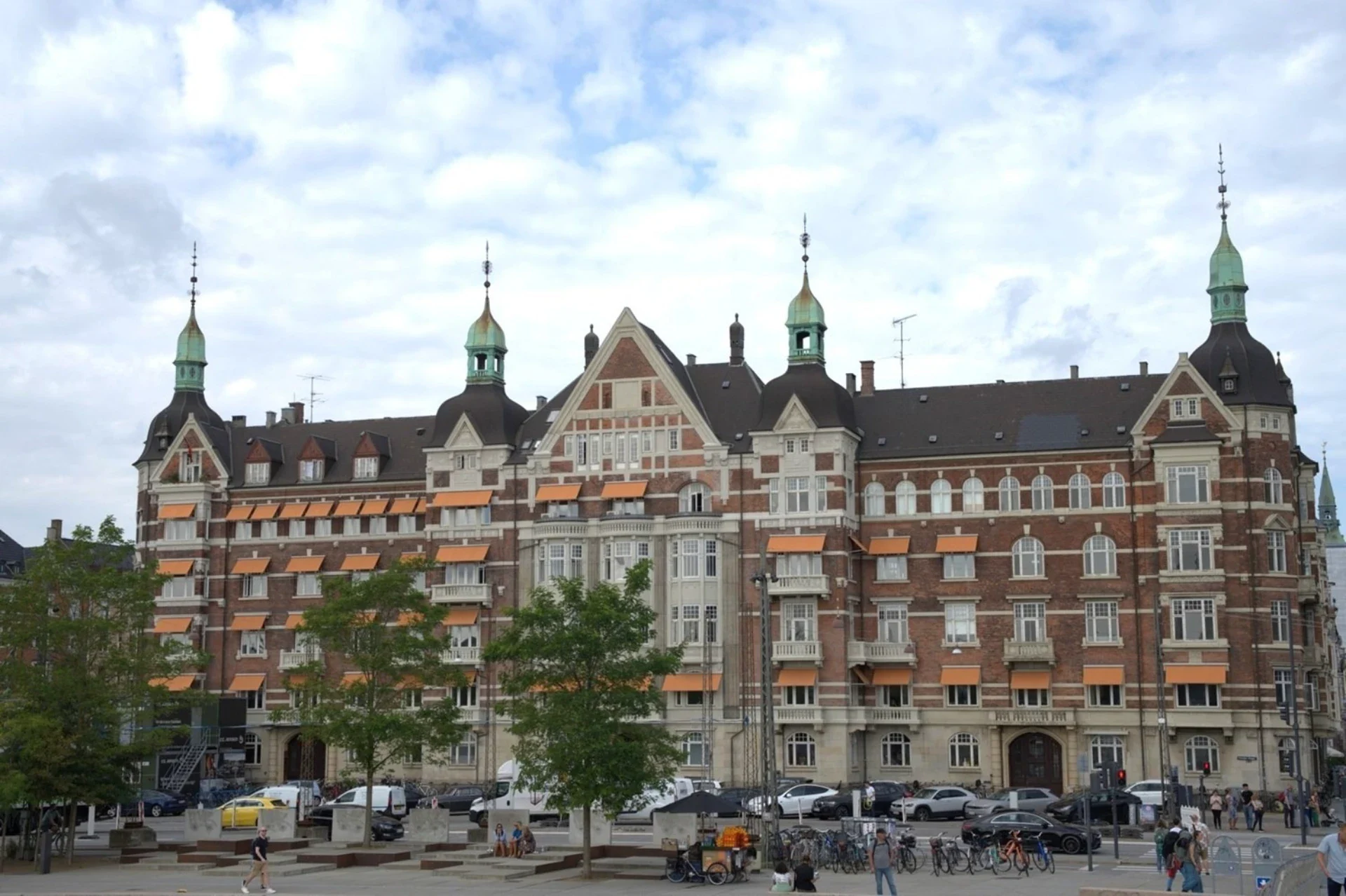 Historisk hotelbygning med tårne og arkitektoniske detaljer.