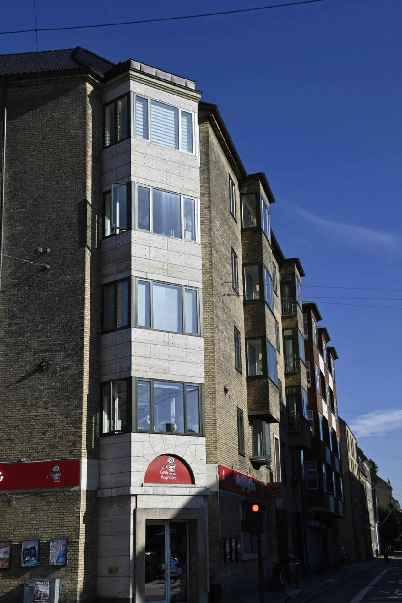 Moderne boligbyggeri med store vinduer i centrum af byen.