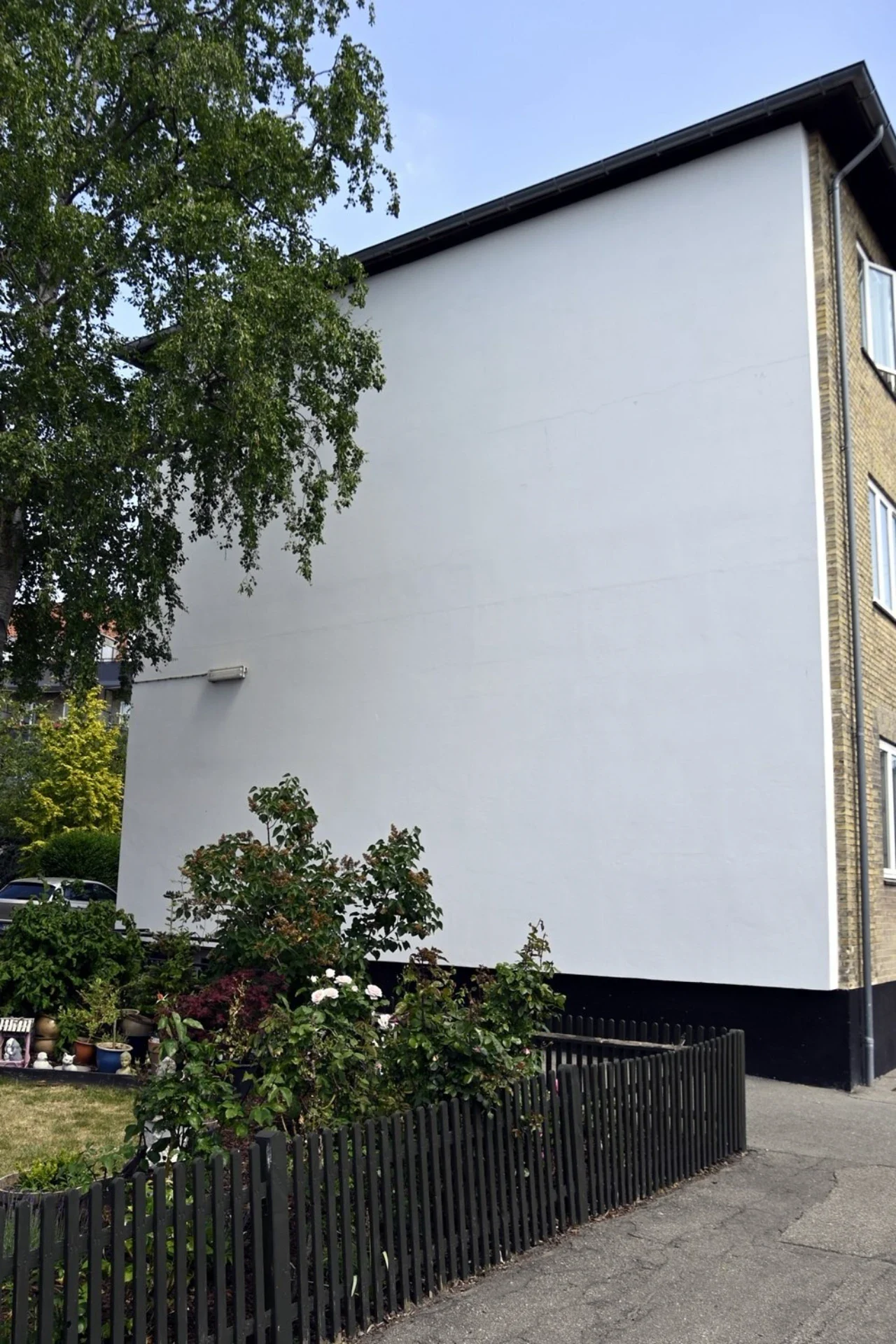 DFS Byg ApS - Eksklusiv facade med moderne design og grønne omgivelser.