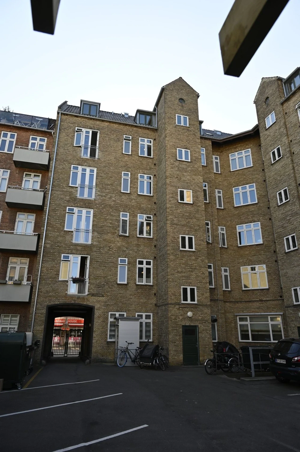 DFS Byg ApS ejendomsfacade med flere vinduer og balkoner.