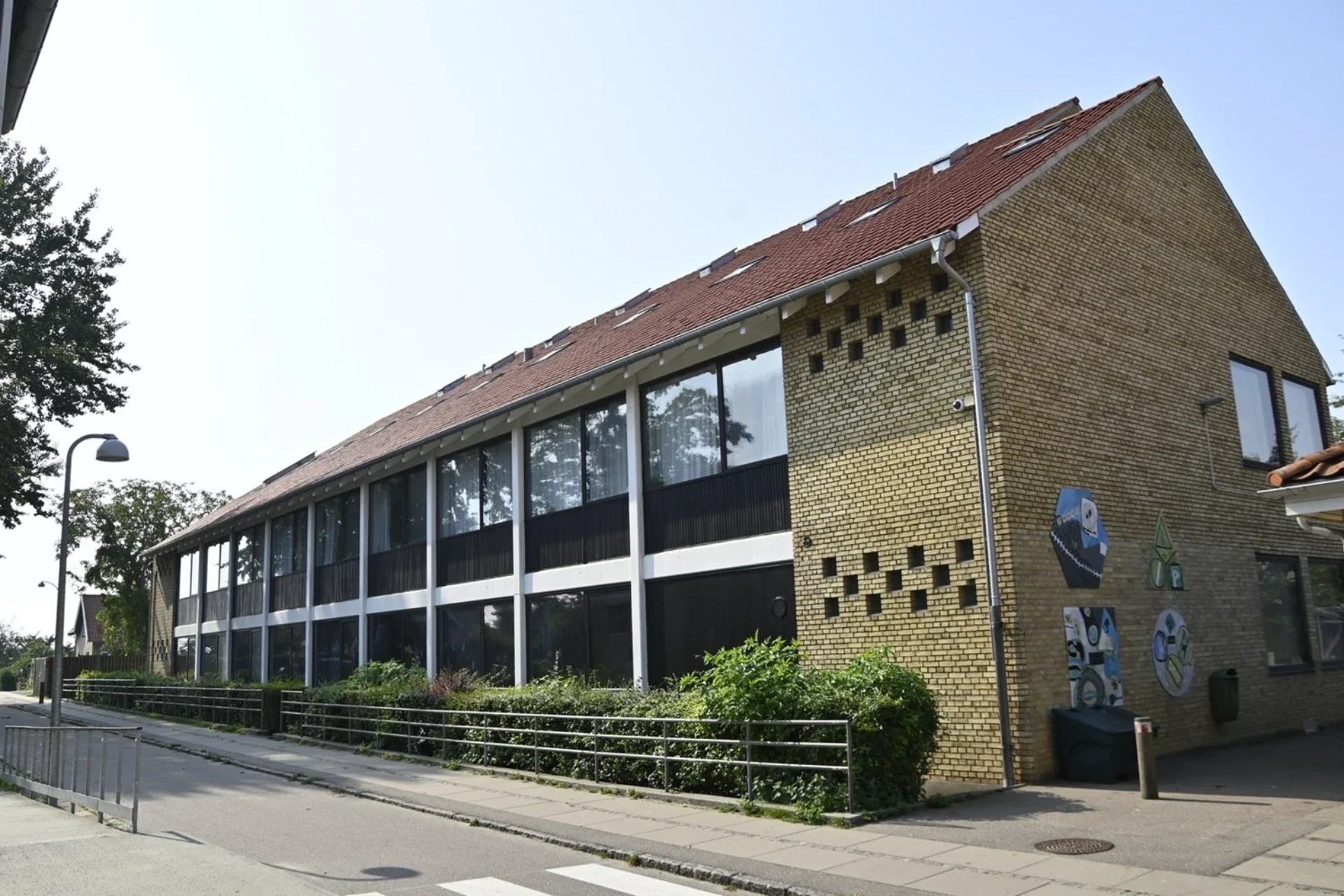 Moderne kontorbygning med store vinduer og unikt design i København.