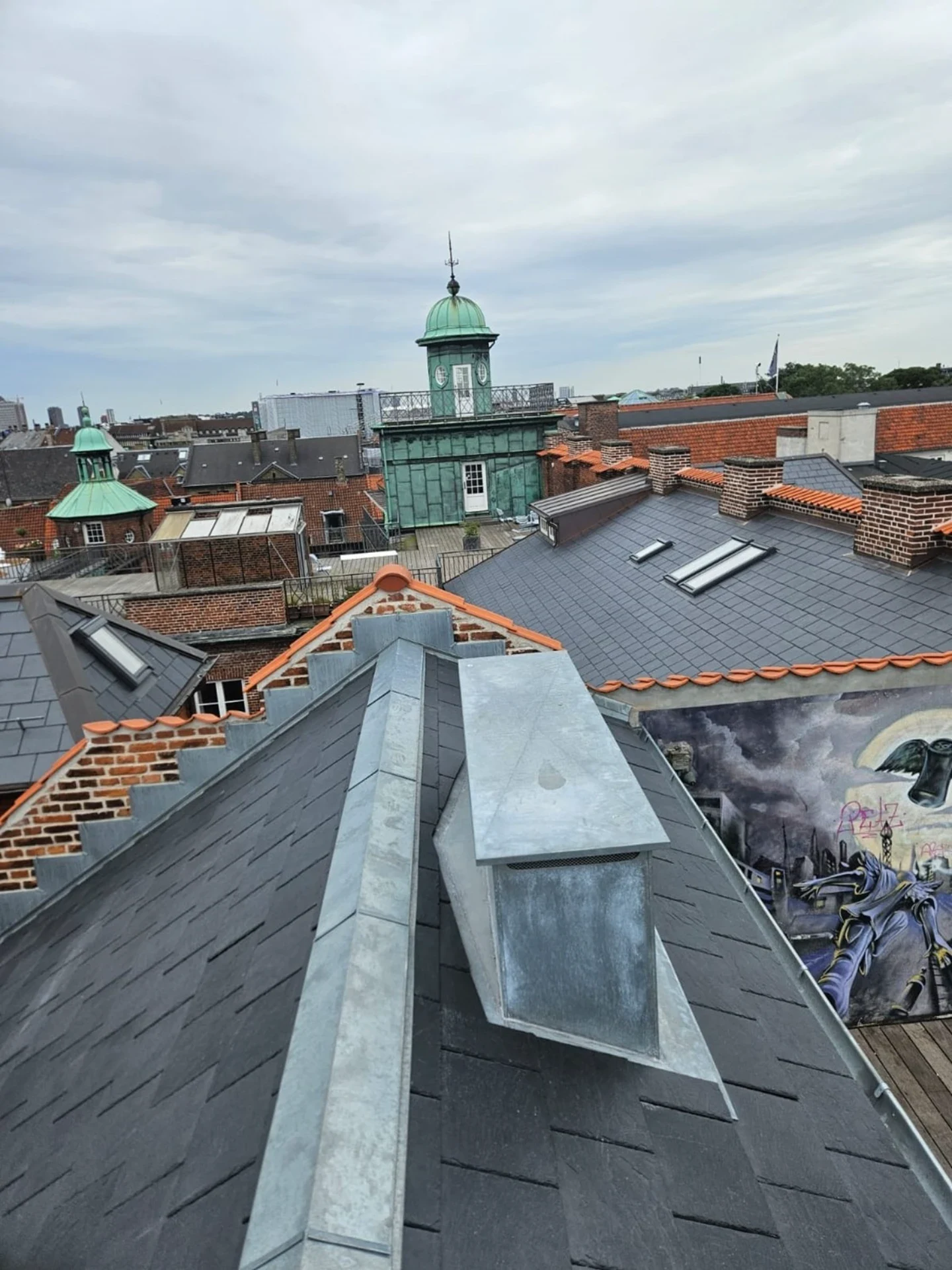 Tagrender og tagkonstruktion på byhus i København.