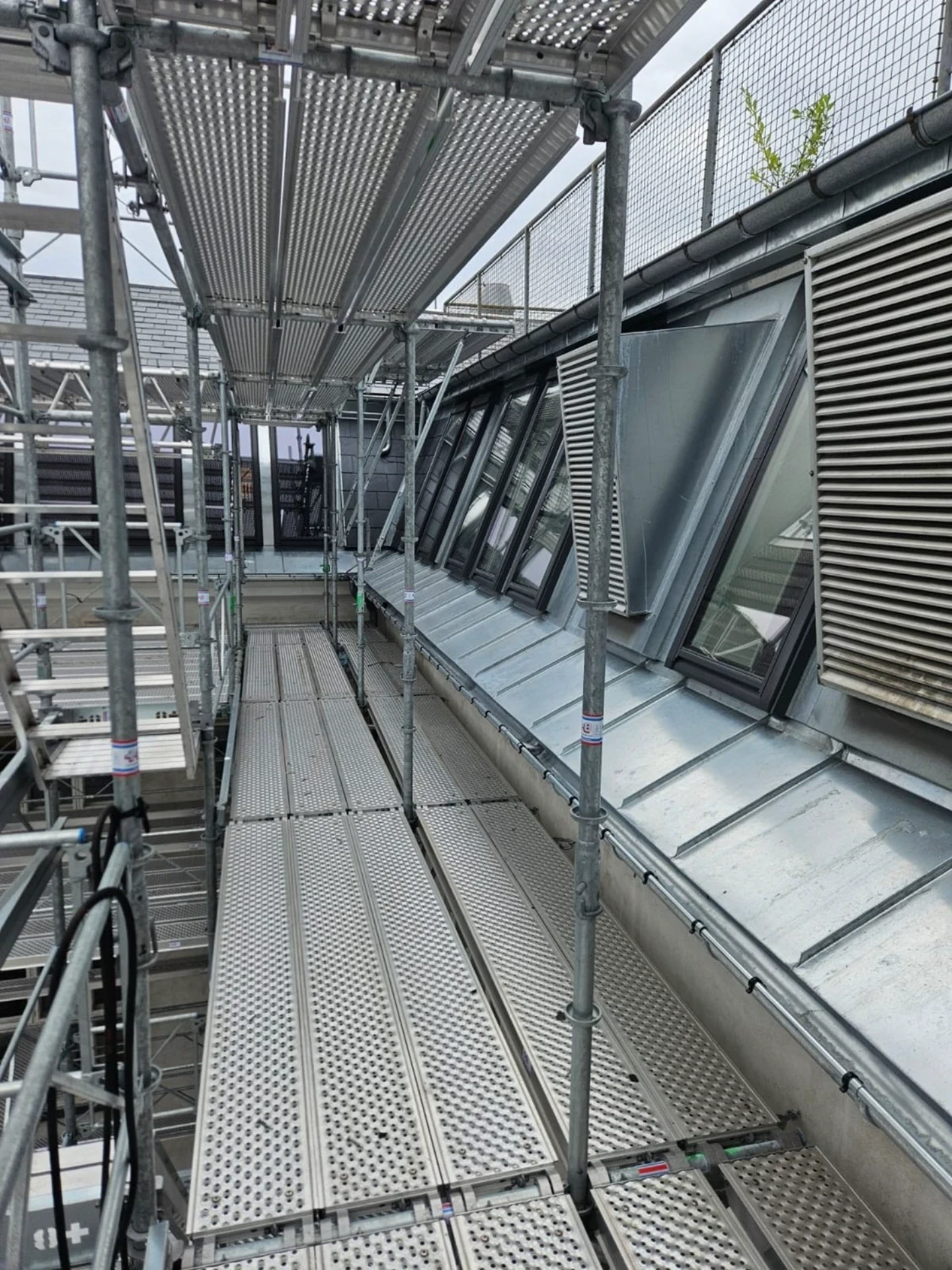 Udskiftning af vinduer på tagterrasse med moderne, energieffektive vinduer.