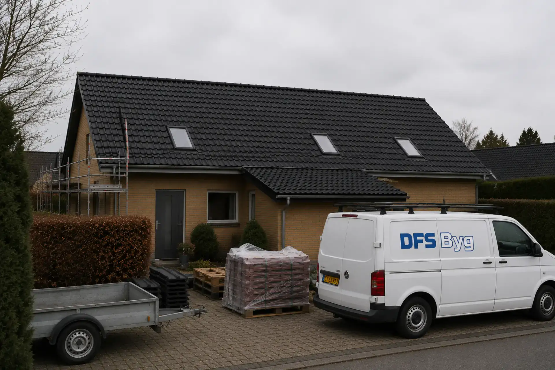 Nybyggeri med sort tag og DFS Byg logo på varevogn.