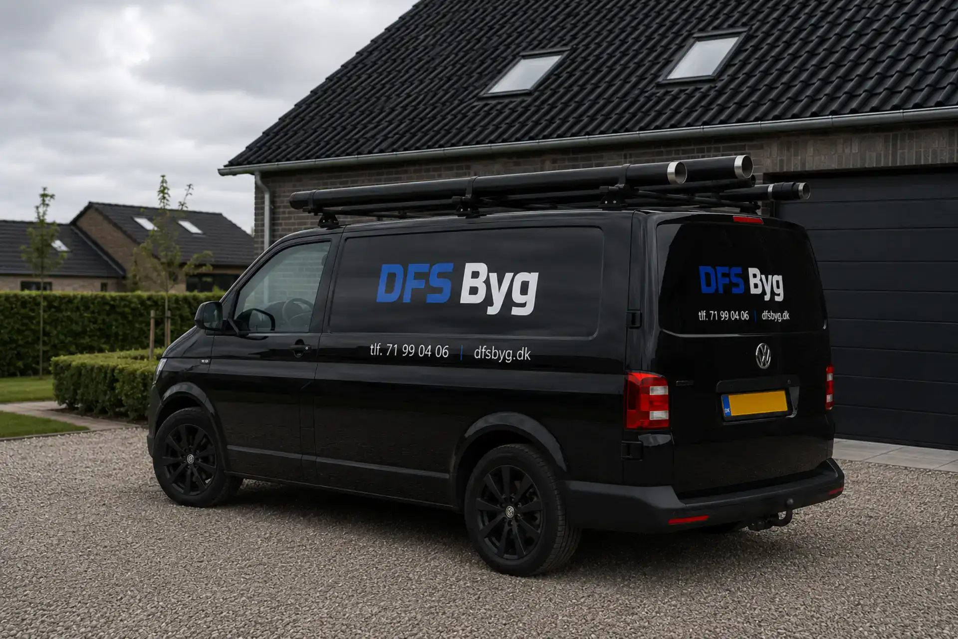 DFS Byg firmabil med logo og kontaktinfo i forhave.