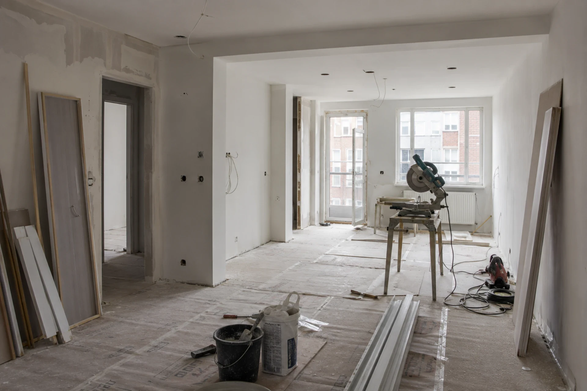 Indendørs renovering under udførelse med værktøj og materialer.